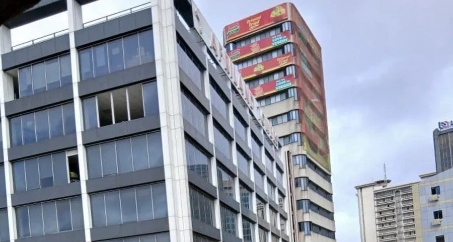 Të paktën 10 viktima/ Njerëzit hidhen nga dritaret pasi zjarri përfshin ndërtesën