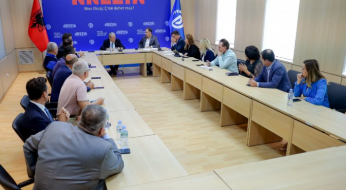 Grevë urie, radikalizim aksioni dhe pakënaqësi për hyrjen në Kuvend, ja çfarë diskutuan deputetët e PD në mbledhjen e grupit