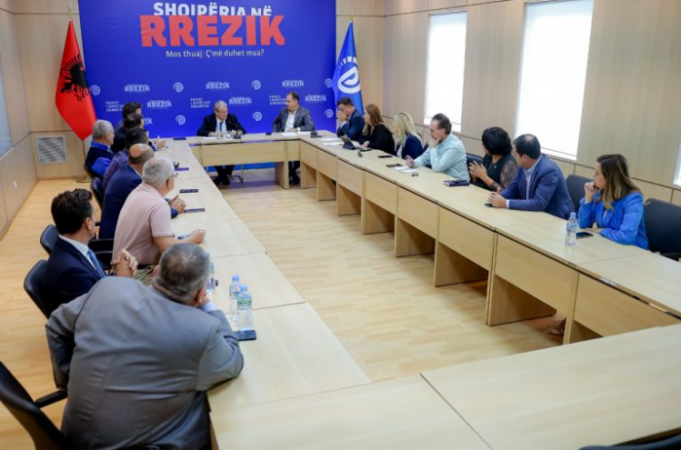 Grevë urie, radikalizim aksioni dhe pakënaqësi për hyrjen në Kuvend, ja çfarë diskutuan deputetët e PD në mbledhjen e grupit