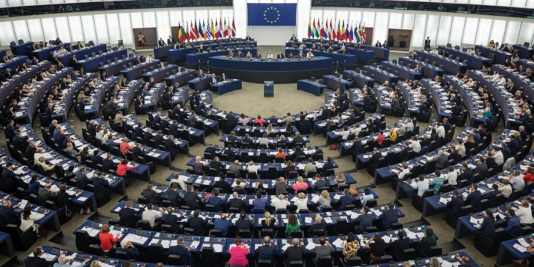 PE refuzon të mbajë një minutë heshtje për Charlie Kirk/ Eurodeputetët godasin tavolinat dhe bërtasin ( Video)