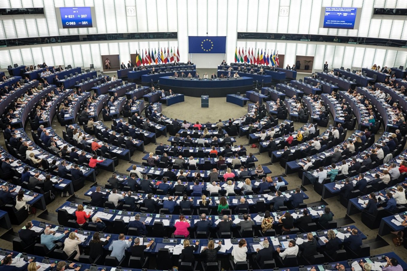 PE refuzon të mbajë një minutë heshtje për Charlie Kirk/ Eurodeputetët godasin tavolinat dhe bërtasin ( Video)