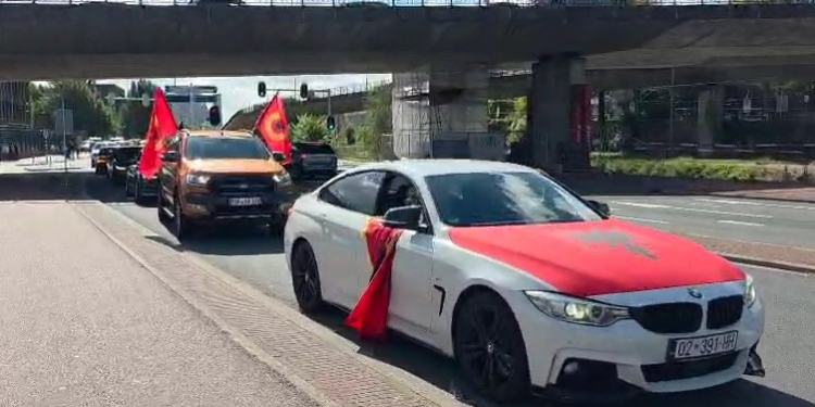 Mbështetje për ish-krerët e UÇK/ Protestuesit zhvendosen nga Gjykata, pritet të nisë tubimi në Hagë