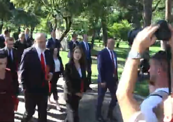 Live/ Rama dhe ministrat e rinj largohen nga Presidenca, shkojnë drejt Kryeministrisë