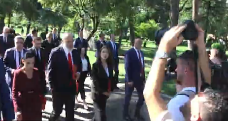 Live/ Rama dhe ministrat e rinj largohen nga Presidenca, shkojnë drejt Kryeministrisë