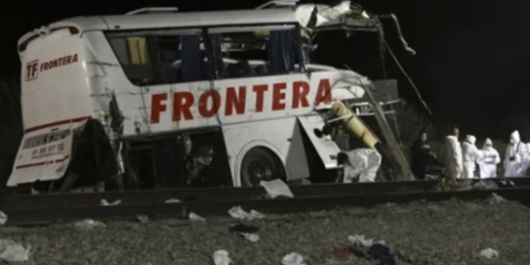 Tragjedia/ Treni përplaset me autobusin në Meksikë, 8 të vdekur dhe 45 të plagosur (VIDEO)