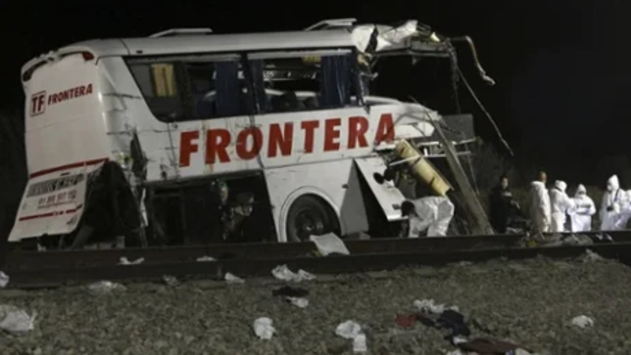 Tragjedia/ Treni përplaset me autobusin në Meksikë, 8 të vdekur dhe 45 të plagosur (VIDEO)