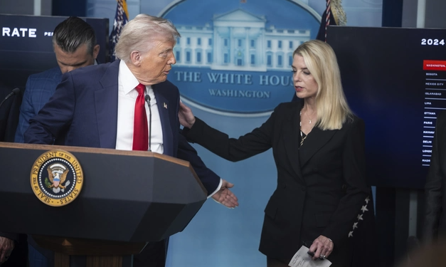 Trump urdhër vartëses së tij: Godit armiqtë e mi! Demokratët: Po shkojmë në diktaturë
