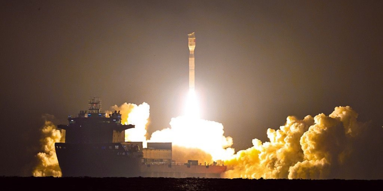11 satelitë të rinj brenda një rakete të vetme nga deti