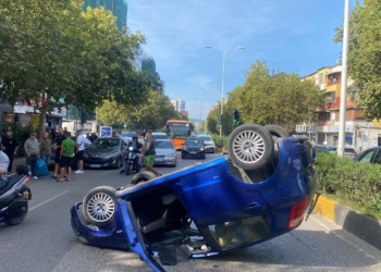 Makina përmbyset në mes të rrugës te ’21 Dhjetori’, tmerrohen kalimtarët