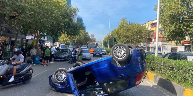 Makina përmbyset në mes të rrugës te ’21 Dhjetori’, tmerrohen kalimtarët