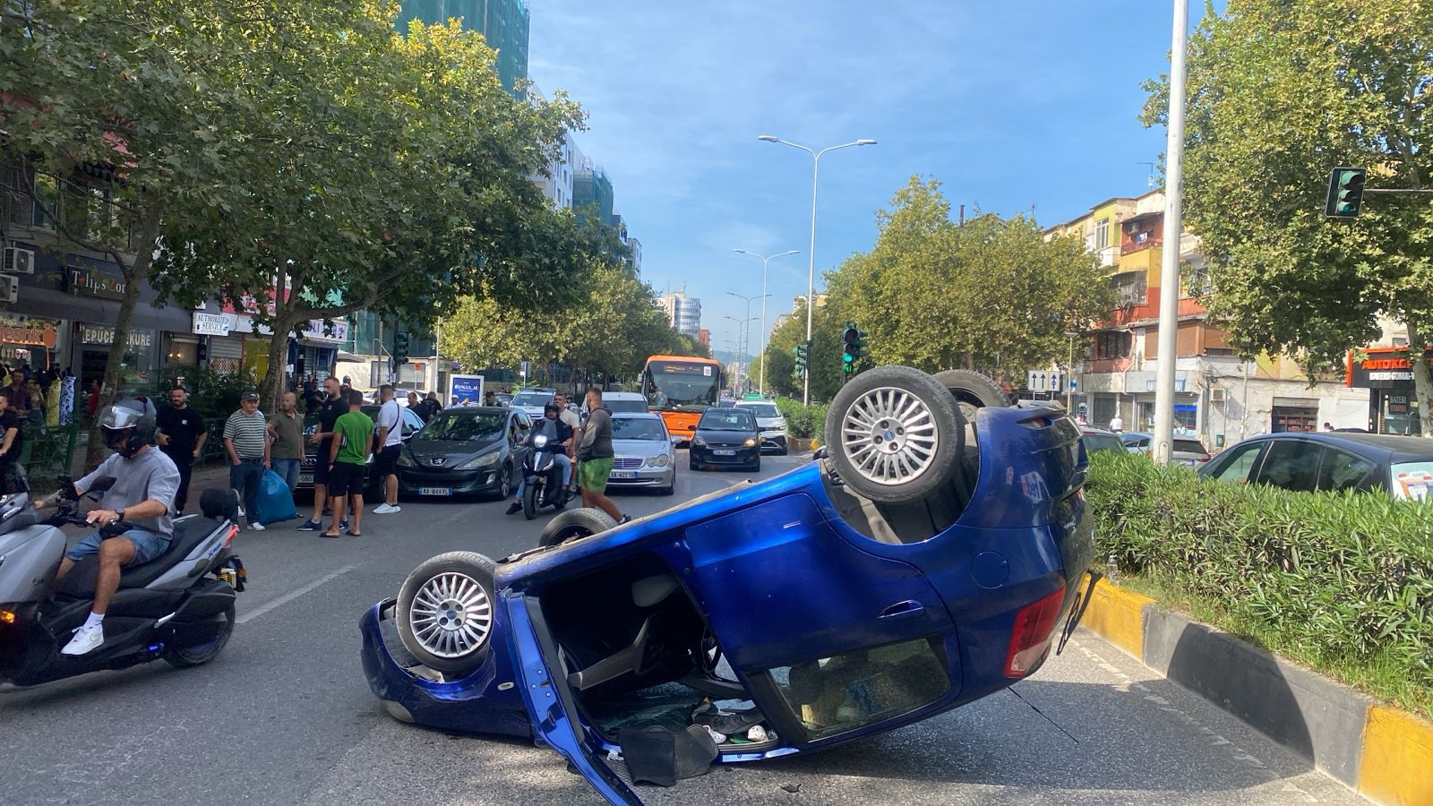 Makina përmbyset në mes të rrugës te ’21 Dhjetori’, tmerrohen kalimtarët
