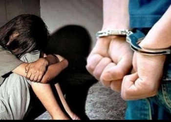 Durrës, abuzoi seksualisht me 18-vjeçaren italiane/ Pranga 26-vjeçarit me precedent kriminal