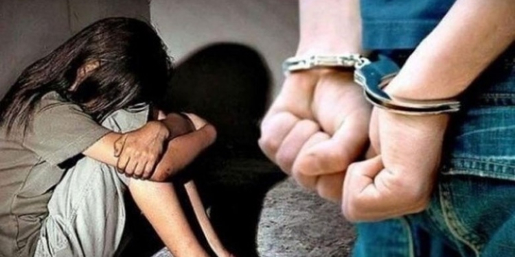 Durrës, abuzoi seksualisht me 18-vjeçaren italiane/ Pranga 26-vjeçarit me precedent kriminal