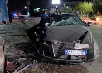 Aksident në aksin Fier-Patos, makina godet nga pas kamionin e parkuar, 2 të plagosur (VIDEO)