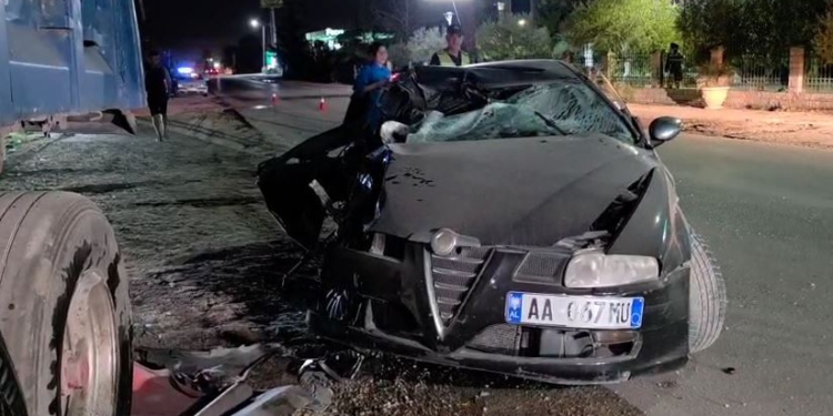 Aksident në aksin Fier-Patos, makina godet nga pas kamionin e parkuar, 2 të plagosur (VIDEO)