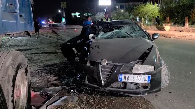 Aksident në aksin Fier-Patos, makina godet nga pas kamionin e parkuar, 2 të plagosur (VIDEO)