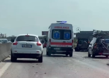 Shkodër, makina pësoi defekt dhe u përmbys/ Plagoset pasagjeri, niset drejt Spitalit të Traumës
