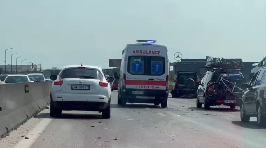 Shkodër, makina pësoi defekt dhe u përmbys/ Plagoset pasagjeri, niset drejt Spitalit të Traumës