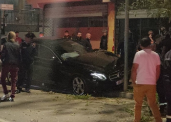 Aksident në Pogradec, “Benzi” me shpejtësi të lartë përplaset me pemët