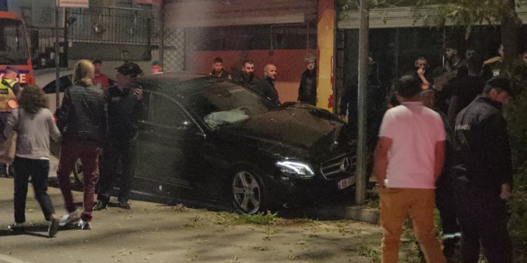 Aksident në Pogradec, “Benzi” me shpejtësi të lartë përplaset me pemët