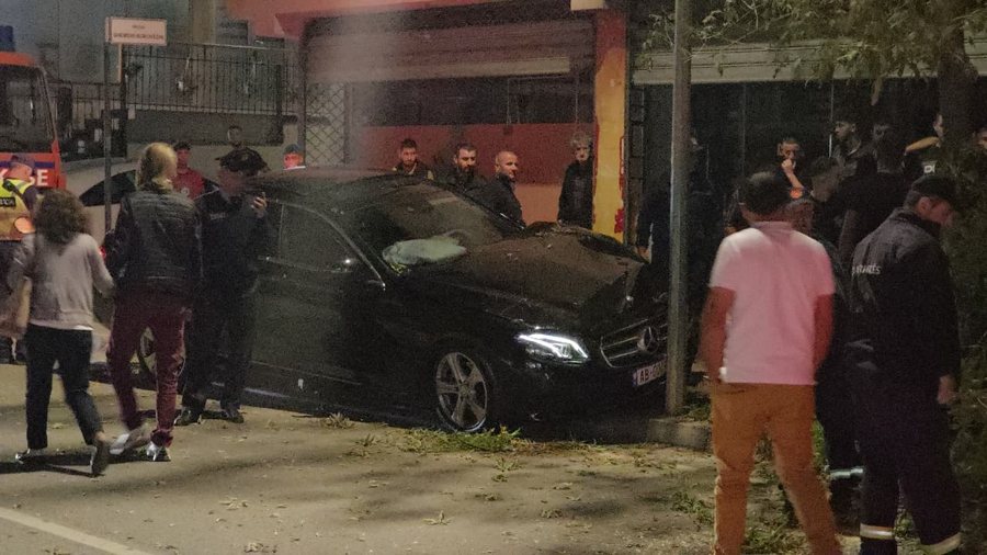 Aksident në Pogradec, “Benzi” me shpejtësi të lartë përplaset me pemët