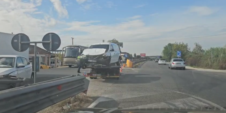 Dy aksidente tek “Pushimi i Shoferit” në autostradën Lushnjë–Fier
