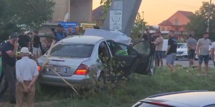 VIDEO/ Babë e bir humbën jetën në aksidentin tragjik, pamje nga përplasja në aksin Shkodër-Hani i Hotit (Detajet)