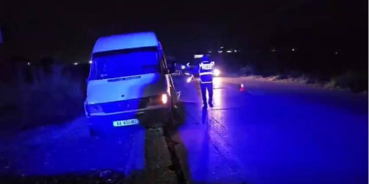 Aksidenti me vdekje në aksin Elbasan-Peqin, policia vë në pranga drejtuesin e fugonit dhe të mjetit të pastrimit (EMRAT)