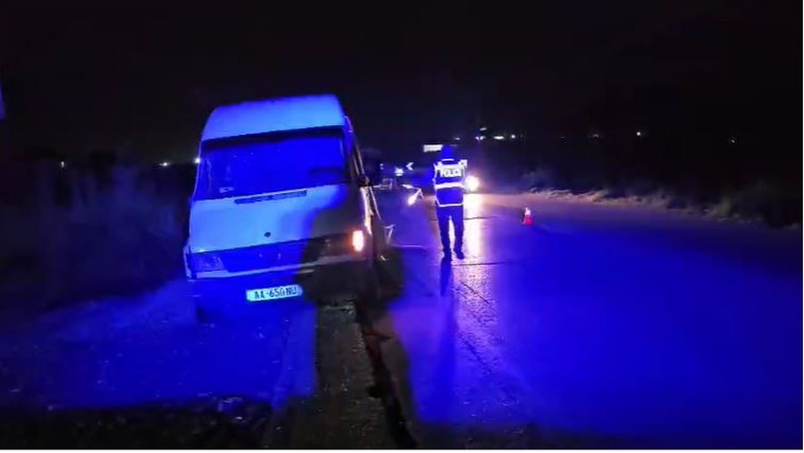 Aksidenti me vdekje në aksin Elbasan-Peqin, policia vë në pranga drejtuesin e fugonit dhe të mjetit të pastrimit (EMRAT)