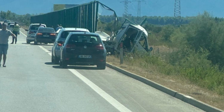 Aksident në autostradën Fier-Vlorë, raportohet për një të vdekur dhe një të plagosur rëndë