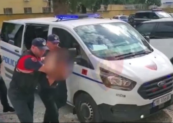 Futi me forcë të riun në makinë, arrestohet ‘pengmarrësi’ 33-vjeçar në Sarandë