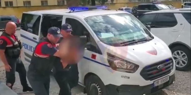 Futi me forcë të riun në makinë, arrestohet ‘pengmarrësi’ 33-vjeçar në Sarandë