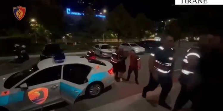 I armatosur dhe me fishek në fole, arrestohet 30-vjeçari dhe shoku i tij në Tiranë