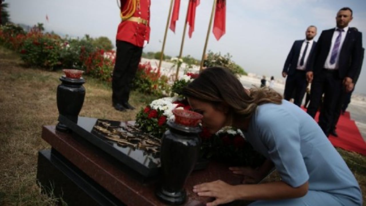 / Rudina Hajdari kujton të atin në 27-vjetorin e vdekjes: Më ka përndjekur dyshimi, kush kishte dorë në vrasjen tënde