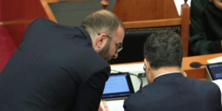 “Është kukull e Ramës dhe peng i Zotos”, PD kërkon shkarkimin e Peleshit dhe përsëritje të seancës