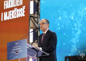 Begaj me studentët e Mjekësisë: Keni një mision të shenjtë, Shqipëria ka nevojë për ju!