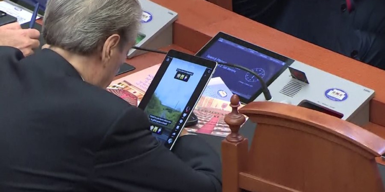 “Fshati ku çdo burrë shkon me të gjitha gratë”, çfarë po sheh Berisha në tablet?