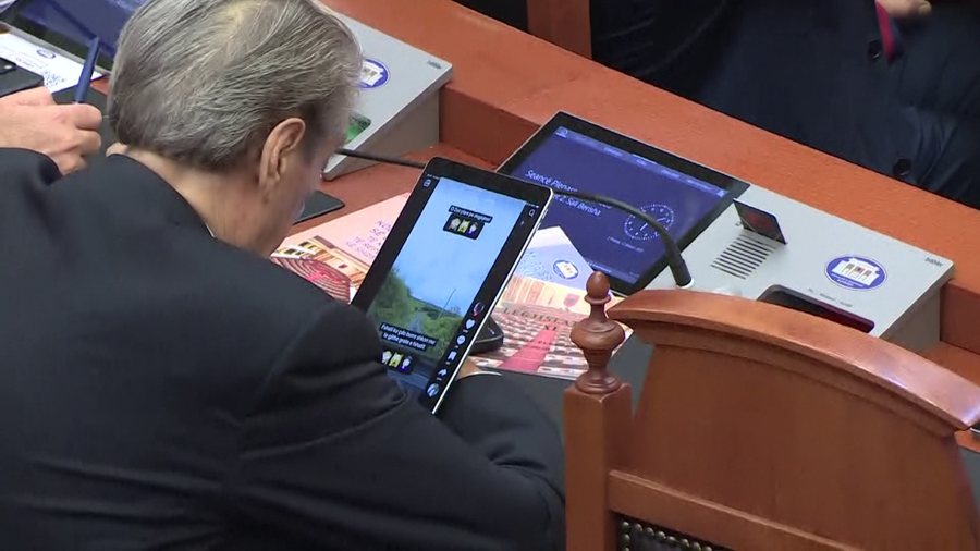 “Fshati ku çdo burrë shkon me të gjitha gratë”, çfarë po sheh Berisha në tablet?
