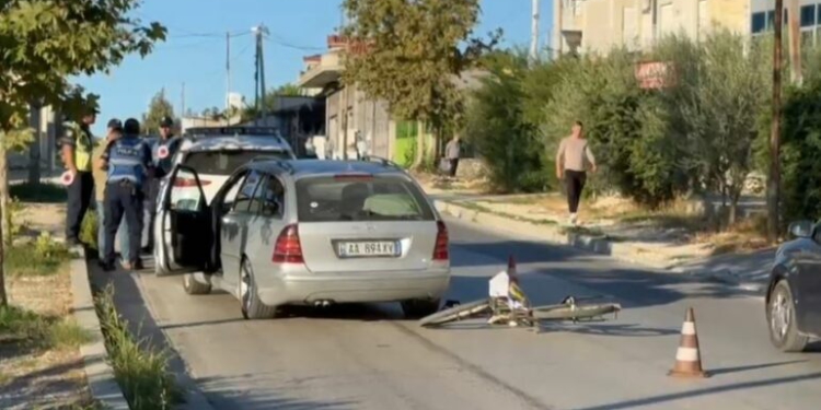 Fier/ Makina përplas qytetarin që lëvizte me biçikletë, i plagosuri dërgohet me urgjencë në spital