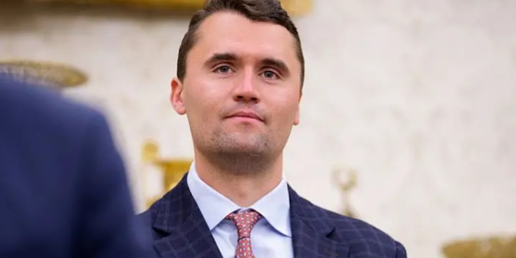 U qëllua me armë zjarri, ndërron jetë Charlie Kirk, mbështetës i Donald Trump