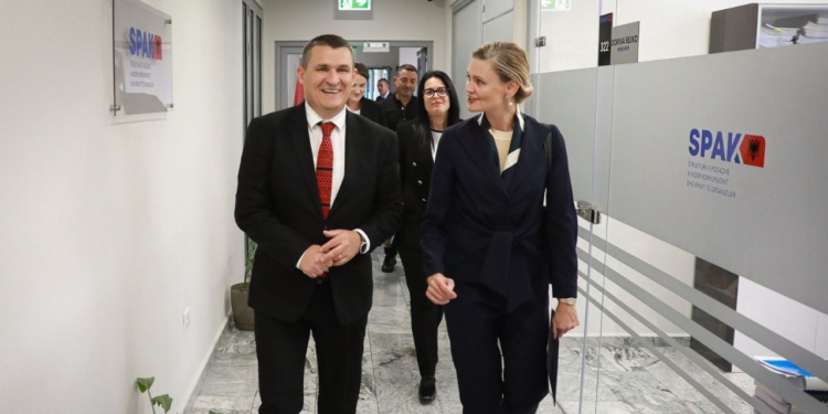 Diskutohet lufta kundër krimit e drogës/ VanHorn takon Dumanin: Gjyqtarët, prokurorët janë rojtarët e të drejtave të çdo qytetari