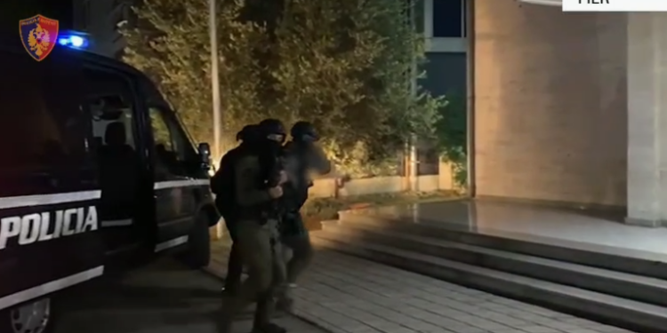 Goditi në muajin mars punonjësin e burgut në Fier/ Në pranga 38-vjeçari, 3 në kërkim(VIDEO)