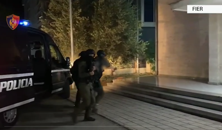 Goditi në muajin mars punonjësin e burgut në Fier/ Në pranga 38-vjeçari, 3 në kërkim(VIDEO)