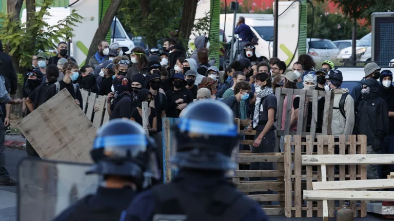 Franca “vlon” nga protestat antiqeveritare, shkon në 300 numri i të arrestuarve