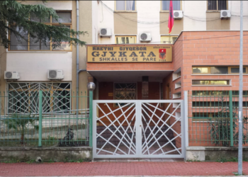 Marrëdhënie seksuale me të miturën, dënohet me 25 vjet burg 67-vjeçari në Fier