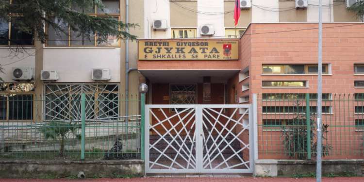 Marrëdhënie seksuale me të miturën, dënohet me 25 vjet burg 67-vjeçari në Fier