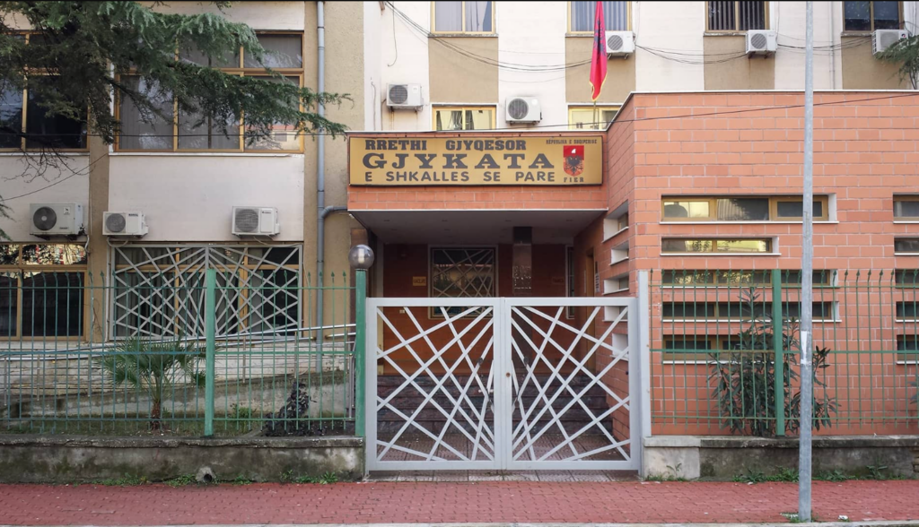 Marrëdhënie seksuale me të miturën, dënohet me 25 vjet burg 67-vjeçari në Fier