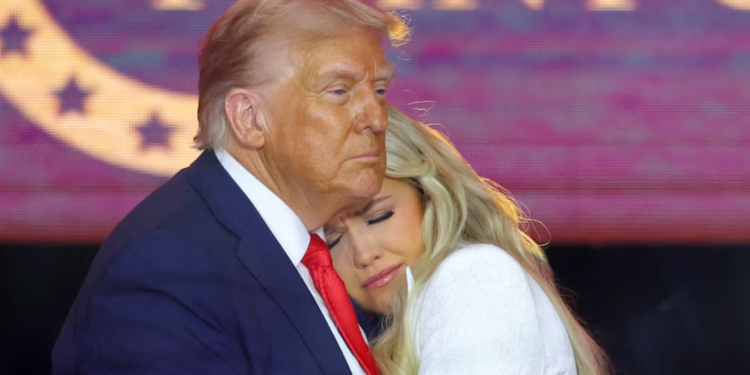 Ceremonia për Charlie Kirk, e shoqja fal autorin e vrasjes. Trump: Heroi amerikan jetoi me trimëri