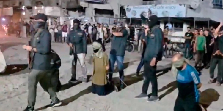 Hamasi ekzekuton publikisht 3 palestinezë/ U akuzuan si bashkëpunëtorë të Izraelit (Pamjet)