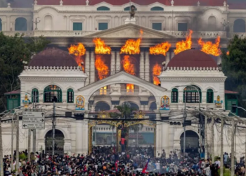 Protestuesit në Nepal sulmojnë shtëpinë e ish-kryeministrit, digjet për së gjalli gruaja e tij